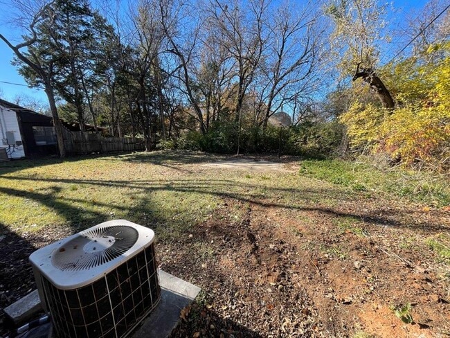 Building Photo - 2 bed one bath with Large outdoor space, o...