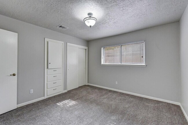 Building Photo - 803 Rosewood Dr