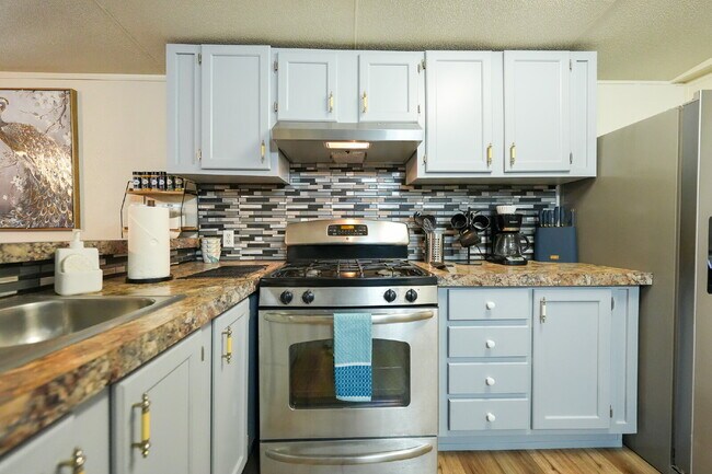 Building Photo - Modern Furnished 2 Bed/2 Bath Home • Laundry • Internet Included