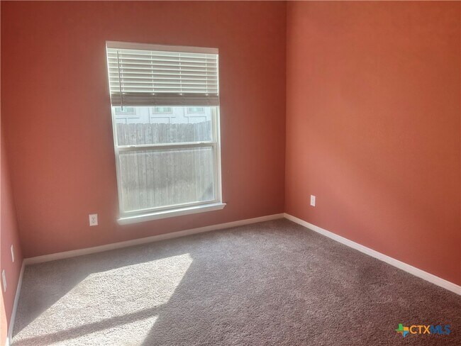 Building Photo - 631 Friar Tuck Dr