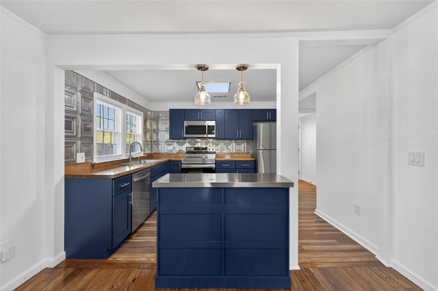 Building Photo - 240 E 5th Ave