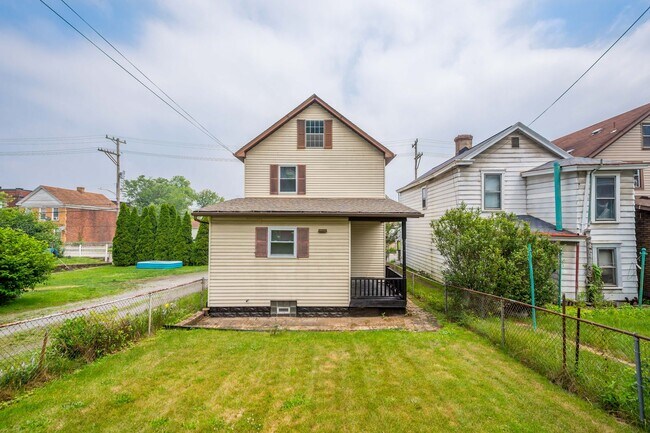 Building Photo - Stunning 2 bedroom home in Mckees Rocks av...