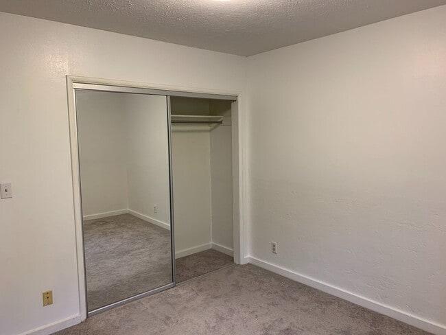 Building Photo - 1/1 Downstairs unit in Royal Summit