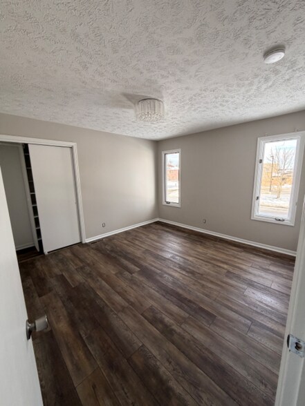 Building Photo - 221 E Glenmore Dr