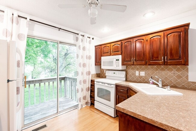 Building Photo - 4 Bed home in Olathe- Quick access to I-35