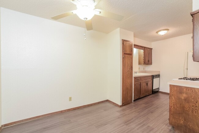 Classic unit dining area (10FB10) - Vines at Eleanor