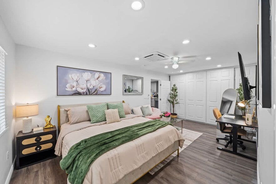 Building Photo - 10983 Parkdale Ave