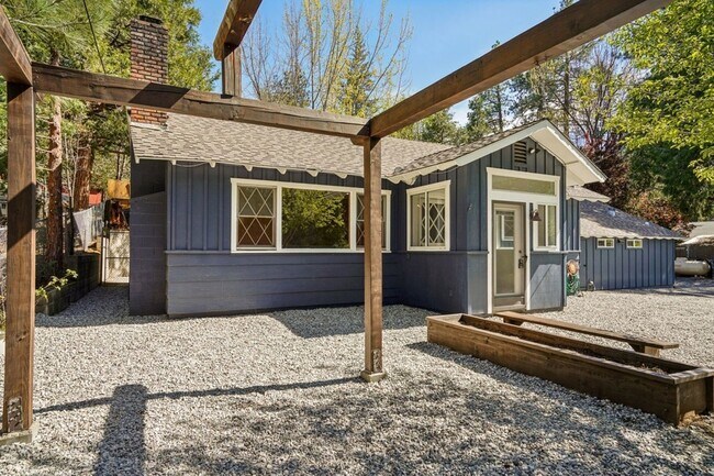 Building Photo - 54025 Strawberry Valley Dr