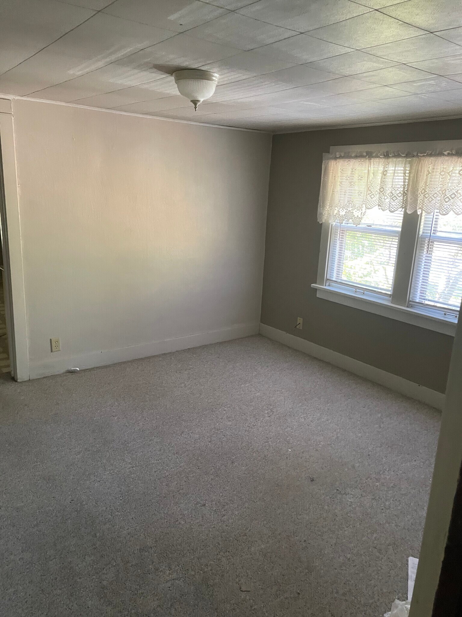 Building Photo - 402 Luster Ave