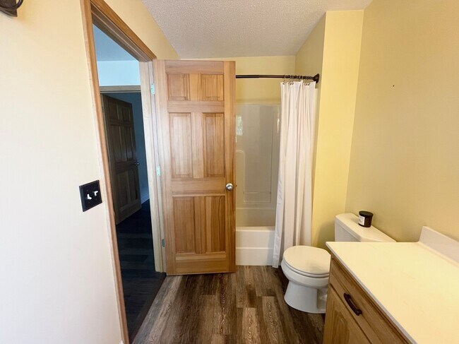 Building Photo - 3010 Fairview Rd SW