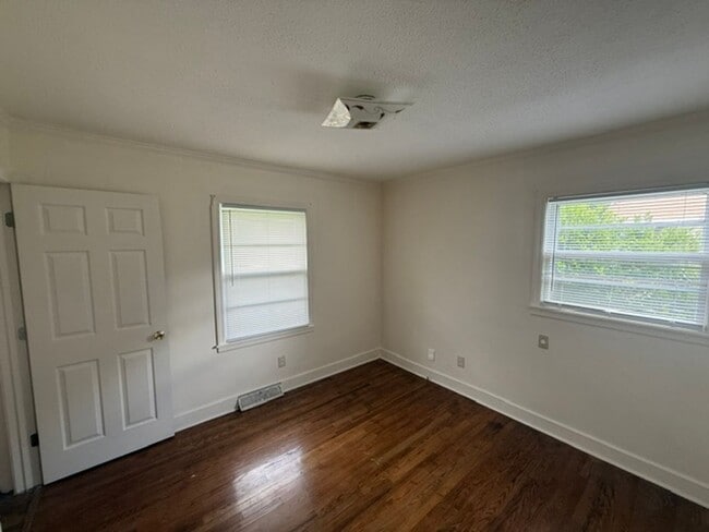 Building Photo - Four bedroom, 2 bath house in Burlington