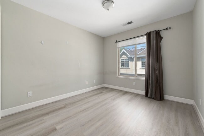 Building Photo - 3 bedroom 2.5 bath townhome with multiple levels!