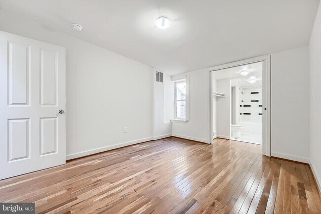 Building Photo - TWO BEDROOM TWO BATHROOM TOWNHOUSE AVAILABLE FOR SEPT 1ST MOVE-IN!!!!