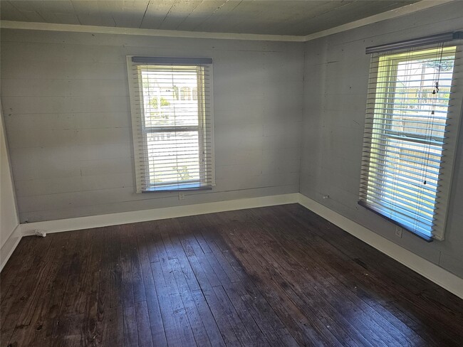 Building Photo - 5118 Pine Ave