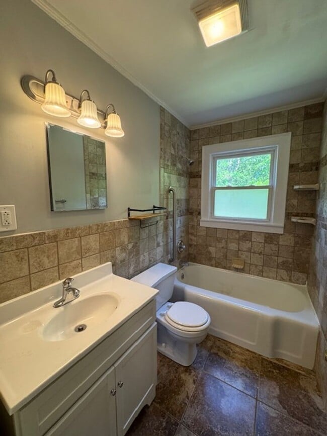 Building Photo - Adorable 2 Bedtoom-1 Bath Bungalow in great location, close to Downtown Greer! Lawn Service inclu...