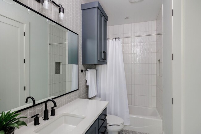 Building Photo - 2504 Bluffview Dr