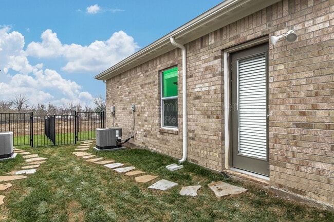 Building Photo - 2405 N Hickory St