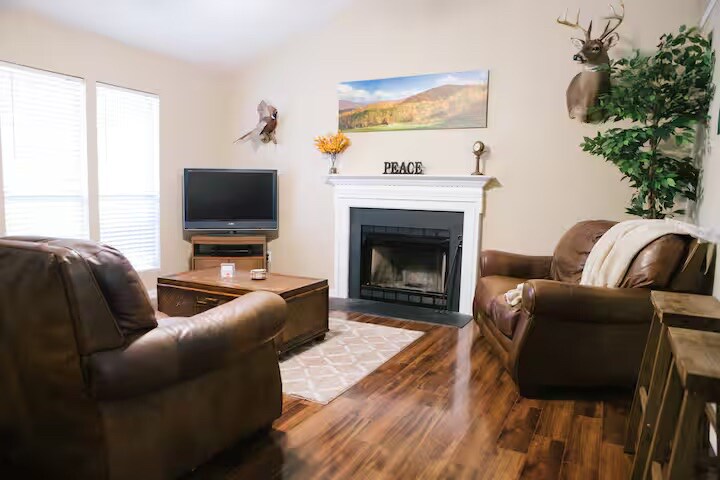 Building Photo - Room in House on Sandy Pines Dr