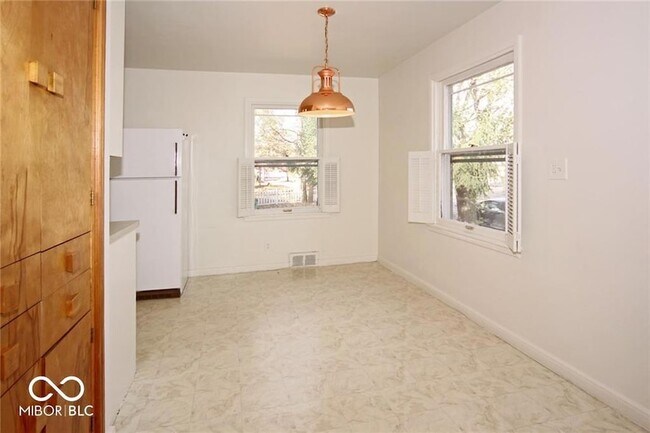 Building Photo - 210 W Sycamore St