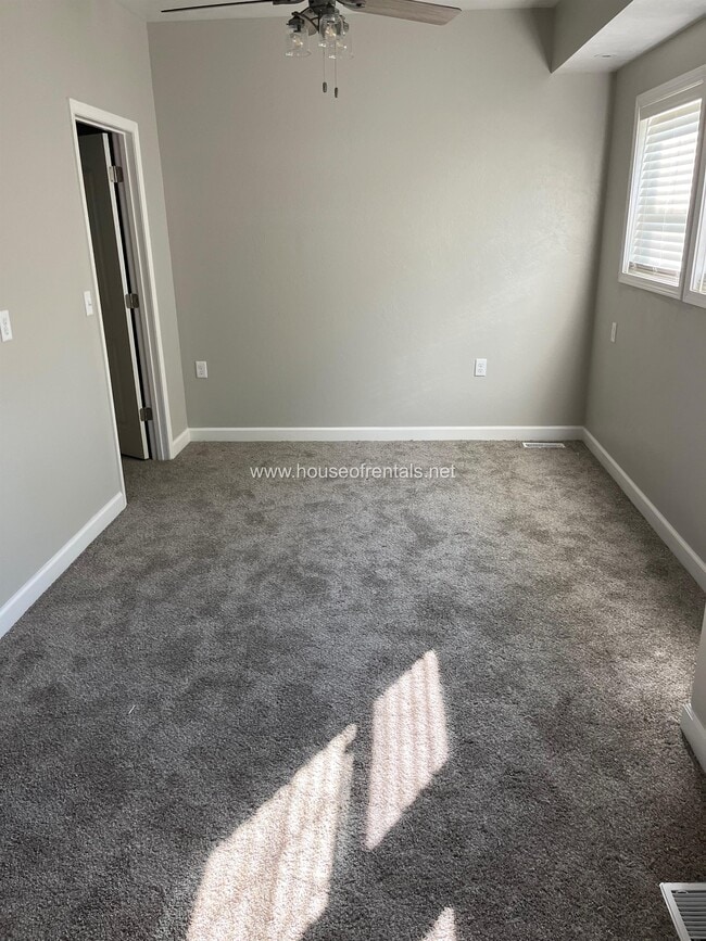 Building Photo - 511 N Maple St