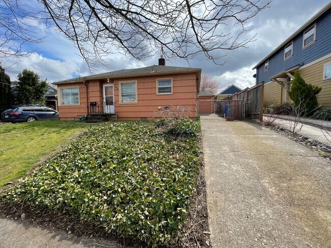 Building Photo - 2Bd 1 Ba Classic NE Portland Home With Fenced Backyard! Washer/Dryer Hookups.
