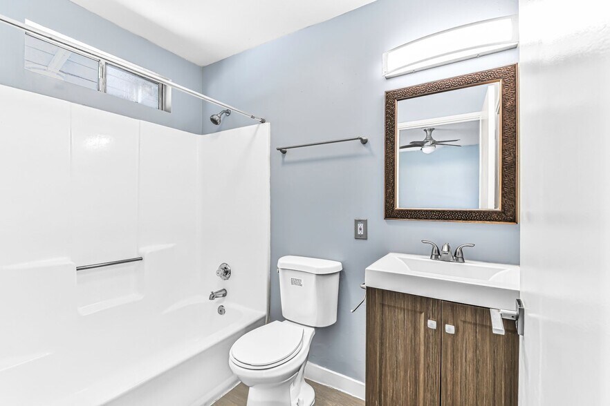 Building Photo - 533 E 11th St