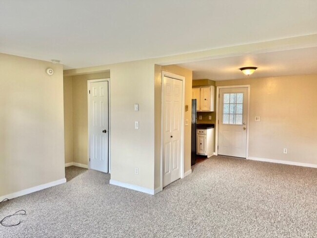 Building Photo - 120 Hinsdale St