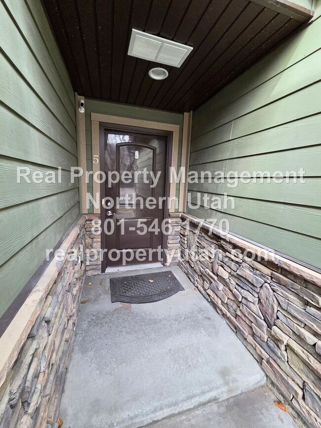 Building Photo - 3 Bedroom 2 Bath Townhome in West Haven Available Now!