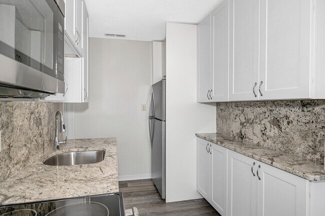 Building Photo - 98 School St