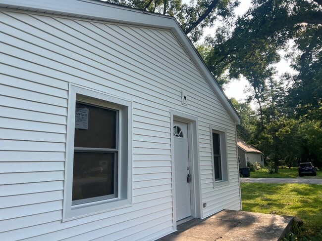 Building Photo - Newly remodeled 2 bedroom Home!