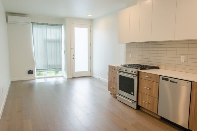 Building Photo - 2Bd/2Ba Seattle Townhouse