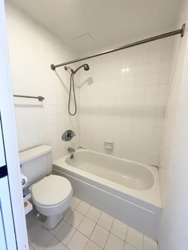 Building Photo - Rarely available corner end 2 bed 2 bath u...