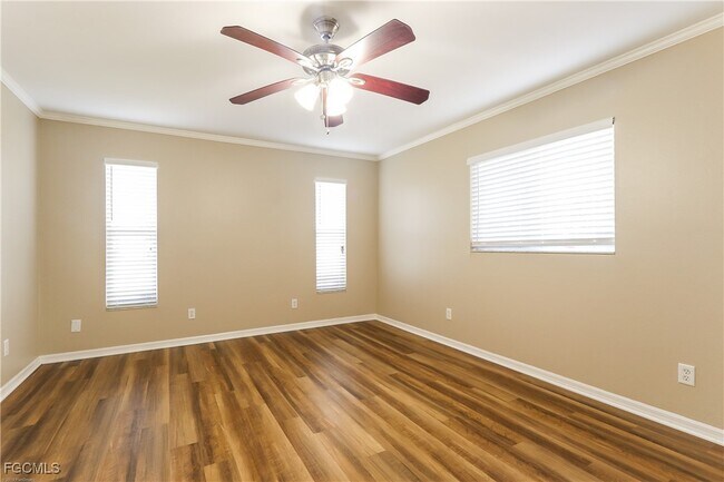 Building Photo - 2211 NE 5th Ave