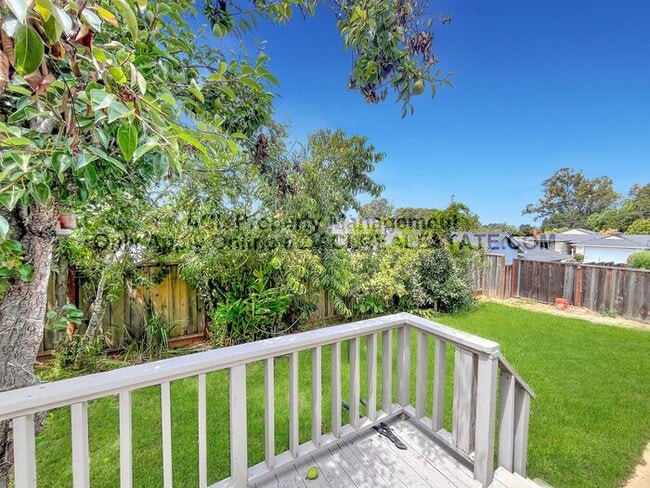Building Photo - Bright 3-Bed, 2-Bath Hayward Hills Home wi...