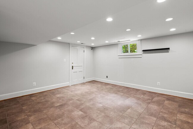 Building Photo - 4 Bed 3.5 bath - Kensington Victorian - Mo...