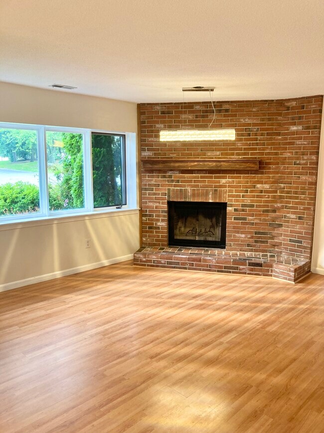 Building Photo - 156 E Grayling Ln