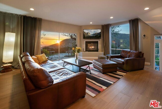 Building Photo - 4350 Hillview Dr