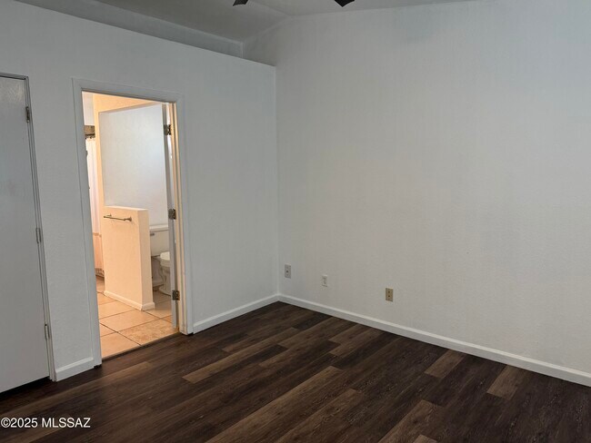 Building Photo - 2560 W Tenbrook Way