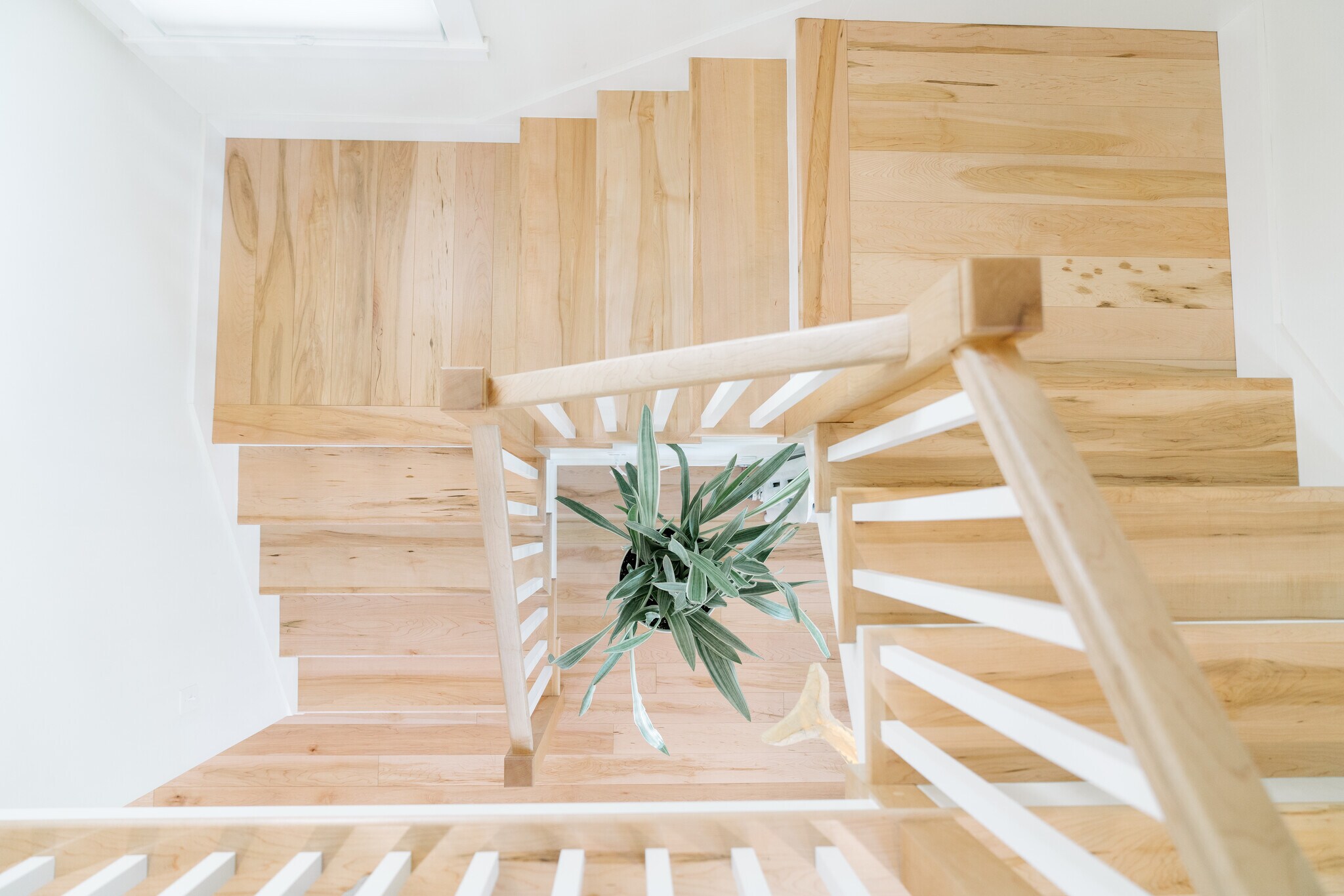 Beautiful Vermont maple staircase - 80 Maple St