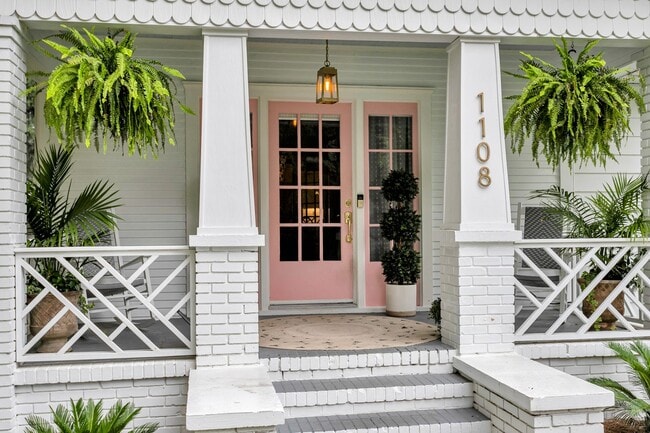 Building Photo - Completely Renovated Charming - 3 bedroom 2 bathroom home - 1108 Bonventure Rd, Savannah GA