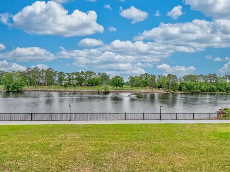 Building Photo - 265 Venice Way