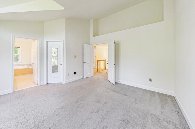 Building Photo - Cool on Cool Spring! Large SF 4 Bed + 2.5 BA