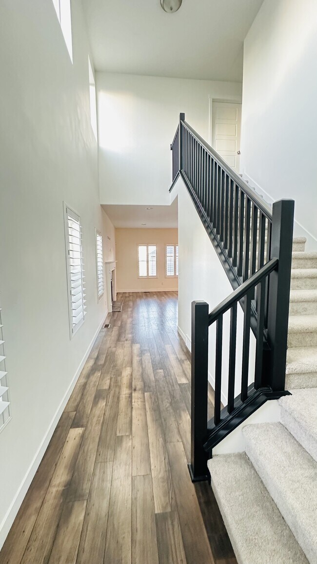 Building Photo - 169 E Ridgeline Wy