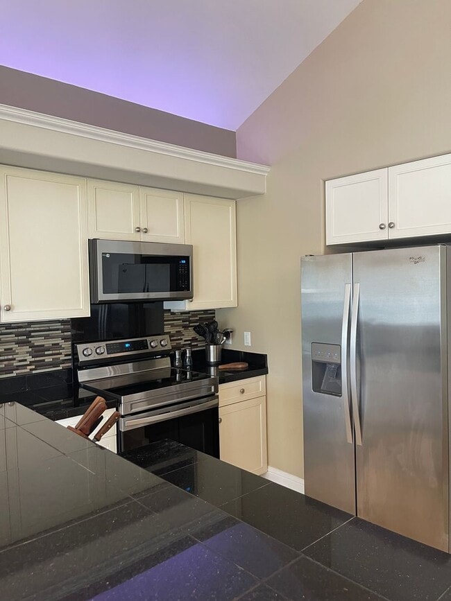Building Photo - Furnished 3 Bedroom 3 Bath Condo