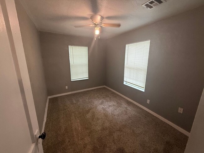 Building Photo - Cutest 2-bedroom cottage with a loft! Huge shady backyard for all things outdoor! All Brand new a...