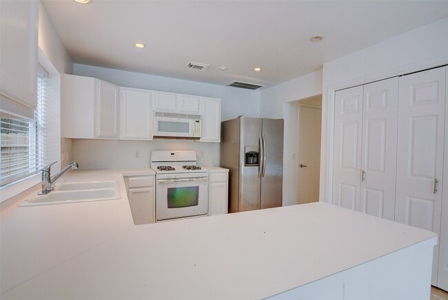 Building Photo - 10 E Indian Sage Cir