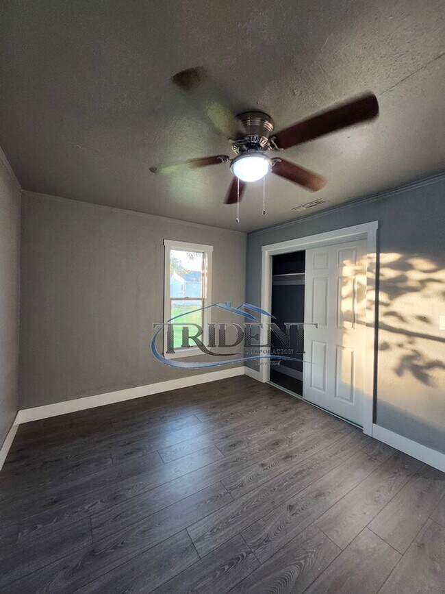 Building Photo - MOVE IN SPECIAL! FRESHLY painted interior! NEW vinyl flooring! This is a 2 Bedroom, 1 bath house ...