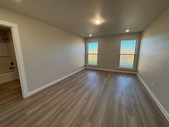 Building Photo - 4/2 Available July in Bell farms!!