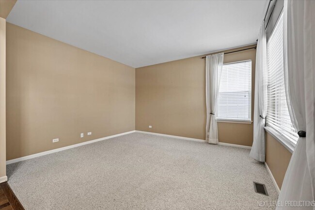 Building Photo - 706 Versailles Pkwy