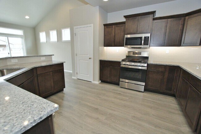 Building Photo - Spacious Home in Quiet Neighborhood
